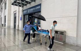 候車大廳愛心接力！漢中寧強南站救助暈厥旅客縮略圖