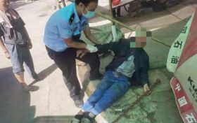高溫酷暑下，一位老人暈倒在牟家壩鎮(zhèn)某路邊，疑似中暑縮略圖
