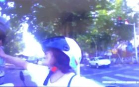 拘留10天！女子駕車不佩戴頭盔＋阻礙民警執(zhí)法被拘留縮略圖
