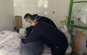 寧強一八旬老人家中不慎摔倒，民警及時救助縮略圖