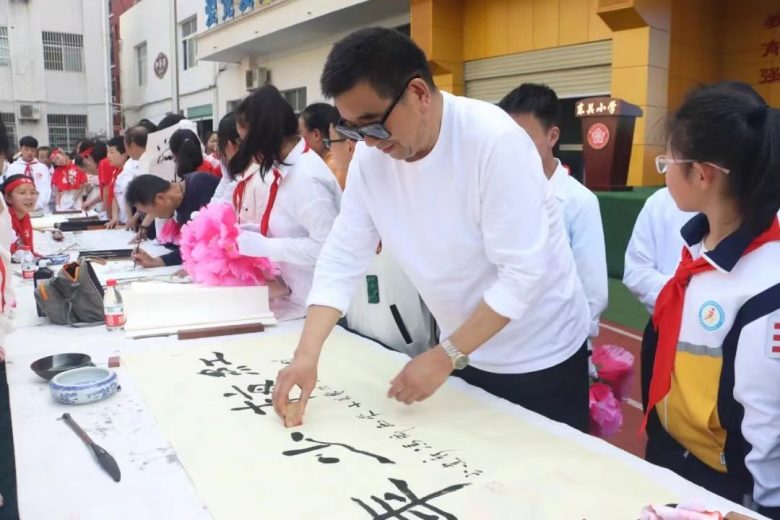 西鄉(xiāng)縣東關小學隆重舉行第八屆“紅梅杯”校園讀書節(jié)系列活動插圖1