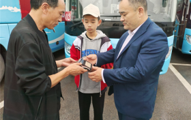 贊~撿拾到一個沉甸甸的錢包，漢中這位同學(xué)拾金不昧！縮略圖