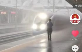 漢中火車站“風雨玫瑰”客運員，感動萬千網(wǎng)友……縮略圖