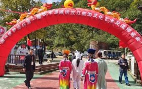 “國興愛夢源杯”第一屆飲水思源話漢江旅游文化藝術(shù)博覽會暨全國第21屆旅游門券藝術(shù)收藏巡回展活動在漢江源景區(qū)成功啟動縮略圖