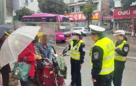 點(diǎn)贊！城固街頭這一幕，暖心→縮略圖