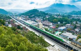 漢中寧強(qiáng)縣：秋景怡人 列車(chē)在崇山峻嶺間飛馳縮略圖