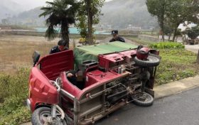 老人騎車(chē)摔倒路邊 民警及時(shí)暖心救助！縮略圖