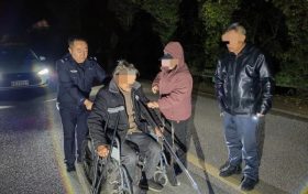以警心暖民心，民警深夜救助走失老人回家縮略圖