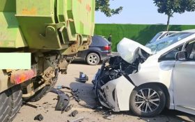 誰的鍋？小轎車直直撞上渣土車尾部！一人受傷被困！縮略圖