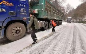 漢中市公路局迅速開(kāi)展道路除雪保通工作縮略圖