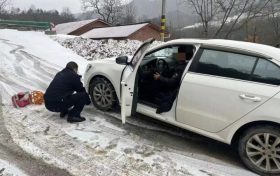寧強(qiáng)公安：車輛被困雪地 民警及時救援縮略圖