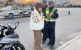 群眾大意丟手機(jī)，交警撿起速歸還縮略圖