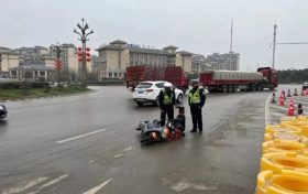 男子騎車滑倒，城固交警暖心幫助縮略圖