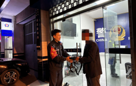 男子大意丟挎包，民警尋回獲贊譽(yù)縮略圖