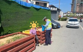一名老人突然中暑癱坐路邊，幸好…縮略圖