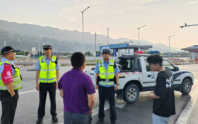 男子騎電動(dòng)車上高速見(jiàn)網(wǎng)友 漢中高速交警及時(shí)攔截送回縮略圖