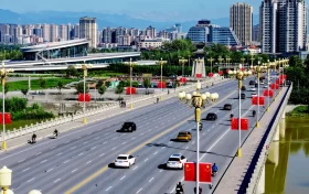 氛圍感拉滿！“中國(guó)紅”扮靚漢中街頭 →縮略圖