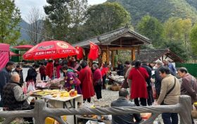 一半煙火一半潮！秦嶺市集讓紅葉游更有料縮略圖
